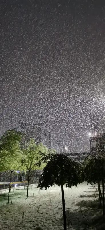 下联:雪花飞舞万朵花