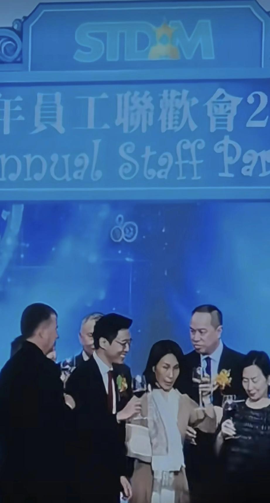 何超琼与何超凤好厉害，把霍启山比下去了！

近日，何超琼携亲妹妹何超凤一起现身中