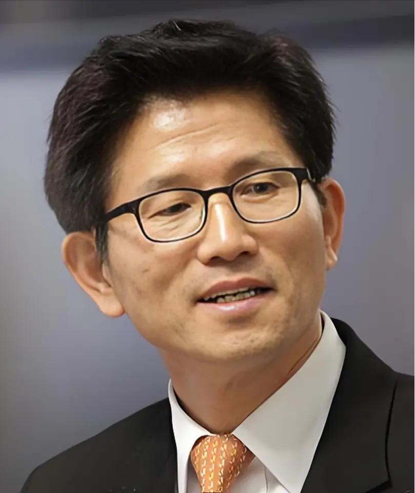 金文洙曾说，我们被日本统治过，我们的祖先都是日本人，所以我们也是日本人，他是个坚