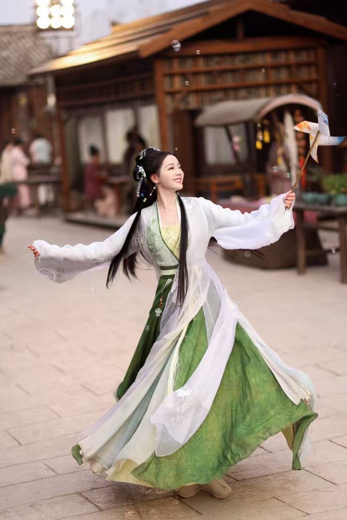 迪丽热巴慕胥辞造型太美了迪丽热巴贺思慕好明媚迪丽热巴在《慕胥辞》里的造型也太美了