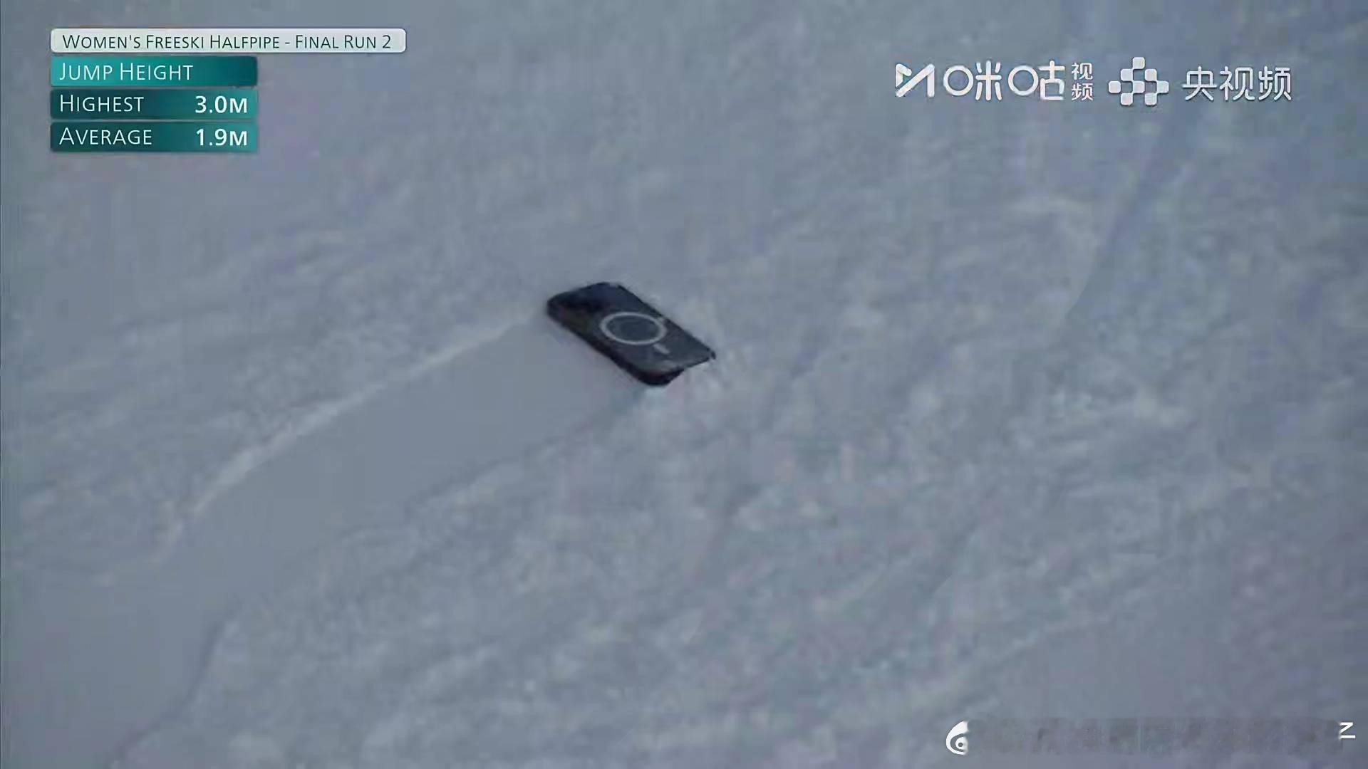 女子U型场地决赛谷爱凌第二滑94.00分 新西兰选手的手机掉了滑完一摸兜手机没了