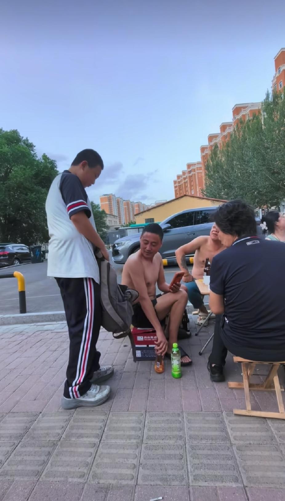 13岁男孩，背着书包，突然急匆匆找到正在吃饭的一名男子，接下来的一幕，让人直呼感