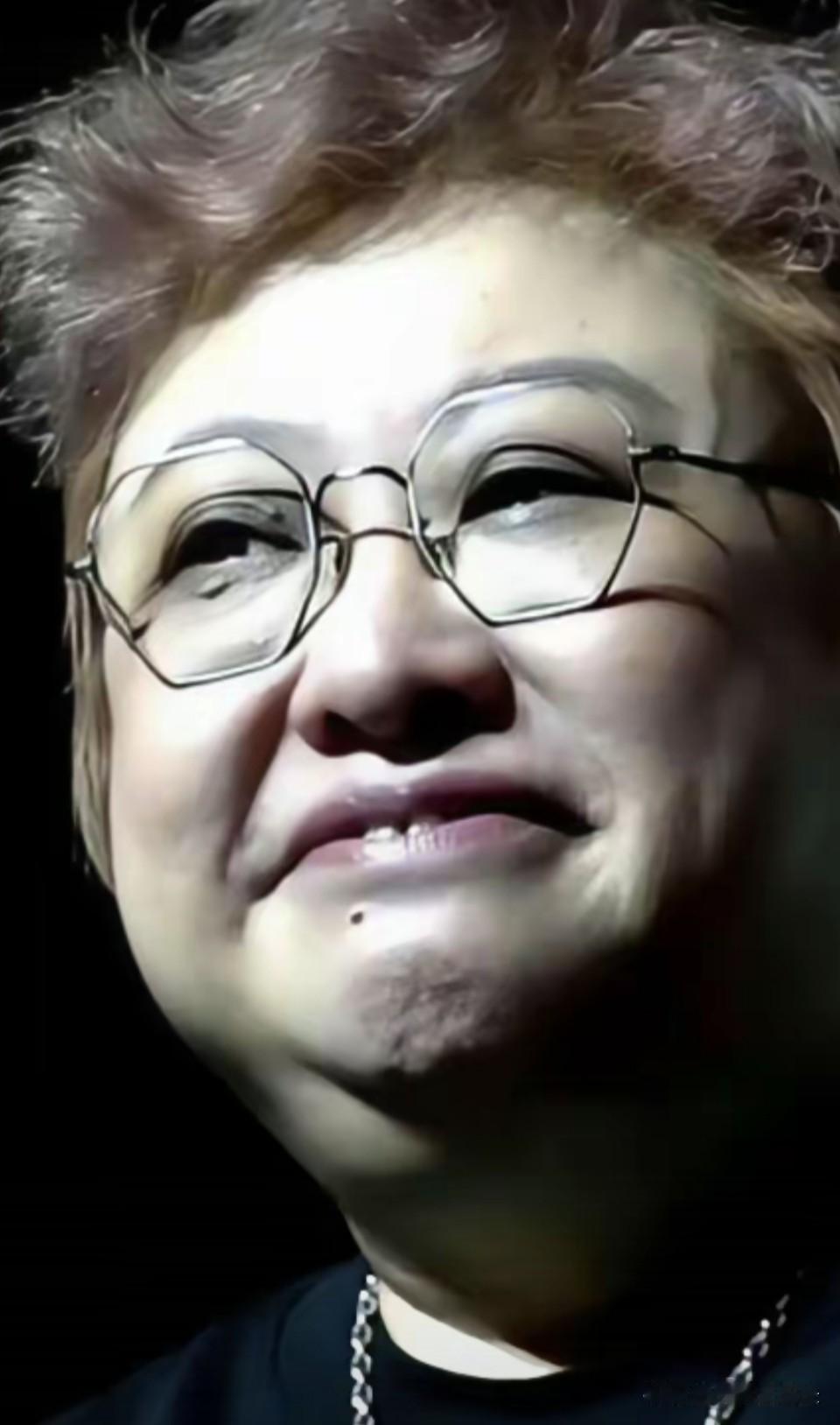 韩红于公众前，不装不掩饰，真性情直率，为人很豪爽。有人觉得，她做慈善时，着装应朴