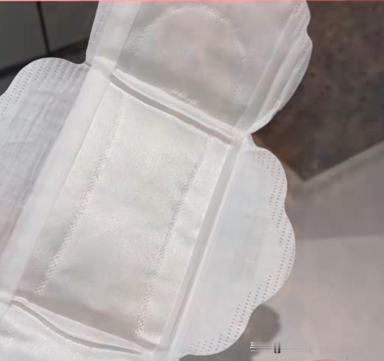 蚕丝卫生巾，12元一片，我一直以为是开玩笑，没想到真的有蚕丝卫生巾，小小一片，还