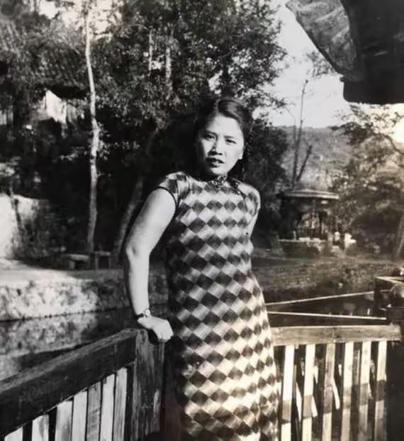 1938年，周恩来将一名美女特工，安插进国民党内部，结果女特工说自己想嫁给国军高