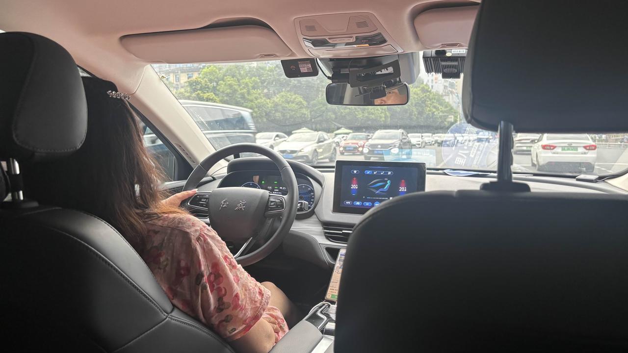 打了辆红旗E-QM5，是个女司机，她说这车是租的，月租金3200。之所以选择这款