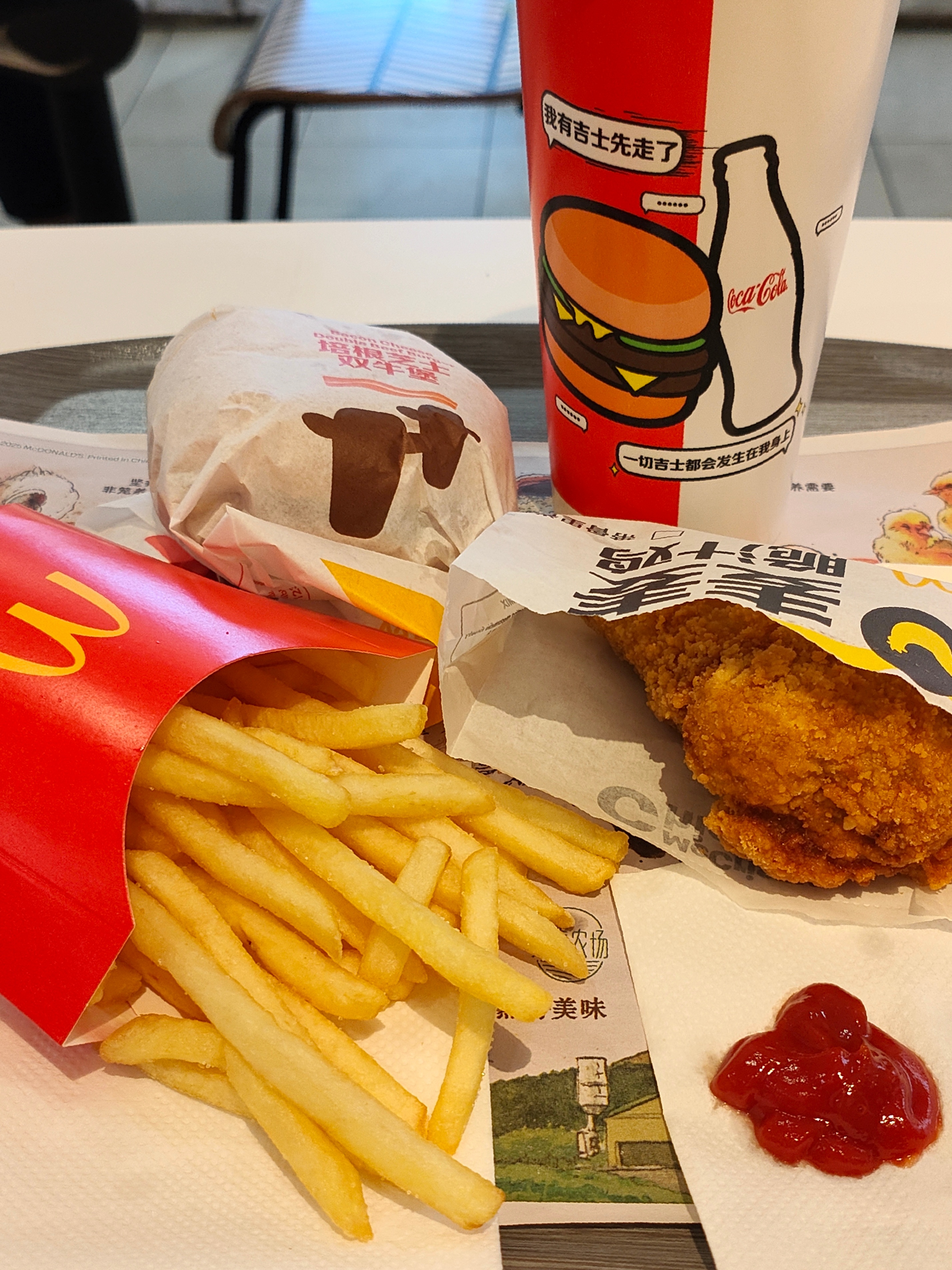 我有吉士先走了~🛴今天的薯条和鸡腿都是刚出炉的！！ 