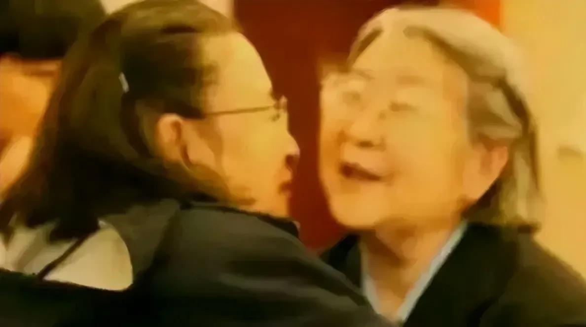 八旬老人一声"姐姐"全网破防 主席家闺女竟吃糠咽菜？

两位白发老人相拥的瞬间，
