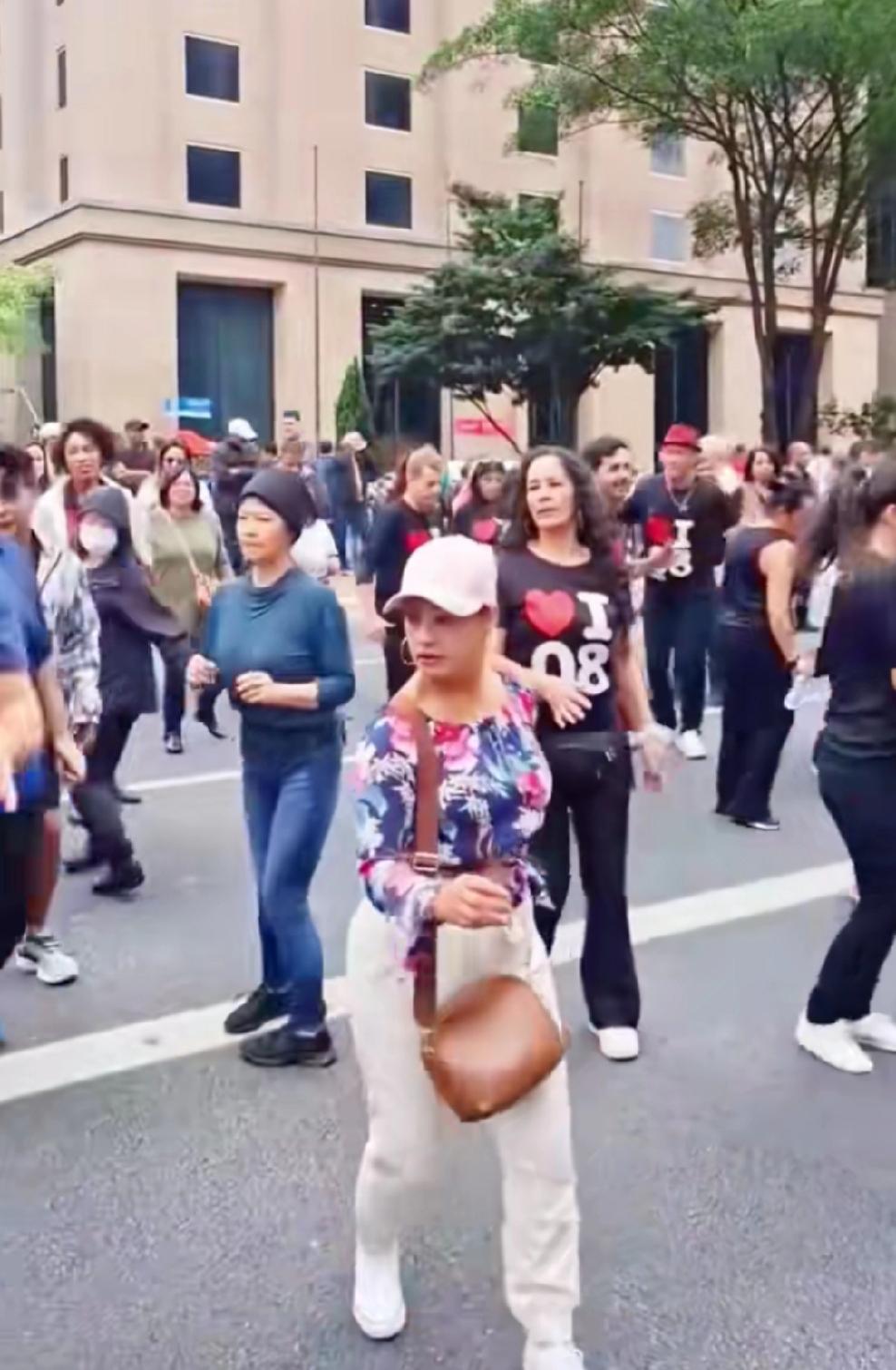 看看这些外国友人听着中文版的歌曲，跳着中国的广场舞，跳的是激情飞扬，个个脸上笑开