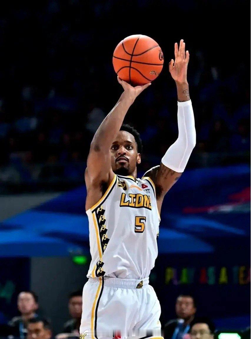 CBA第10轮最有看点的比赛今晚打响，面对实力强劲的北京首钢，浙江广厦选择让核心