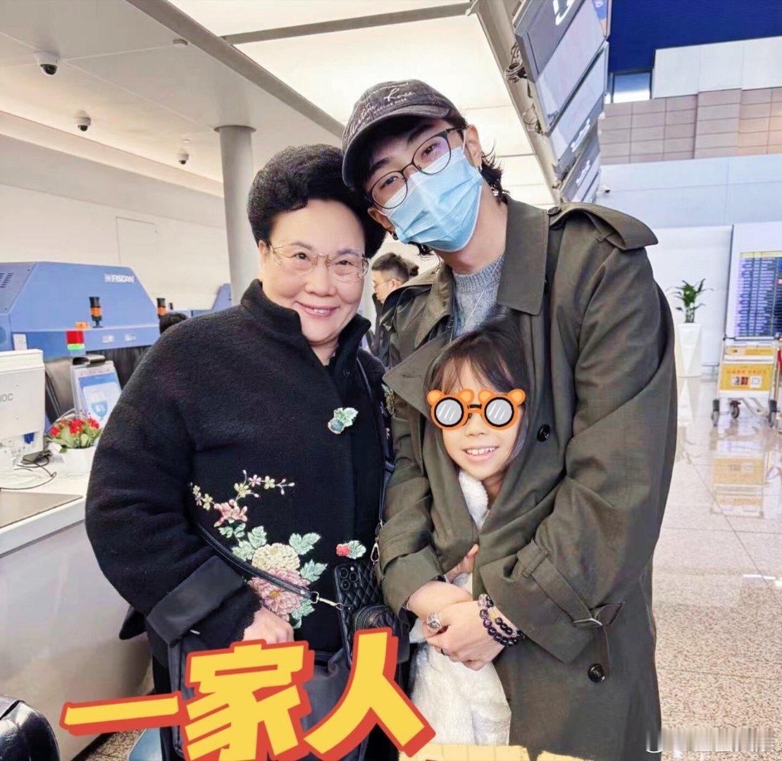 伊能静一家英国过圣诞  伊能静和婆婆圣诞共舞 恩利和秦昊妈妈合照，相处的真好呀 