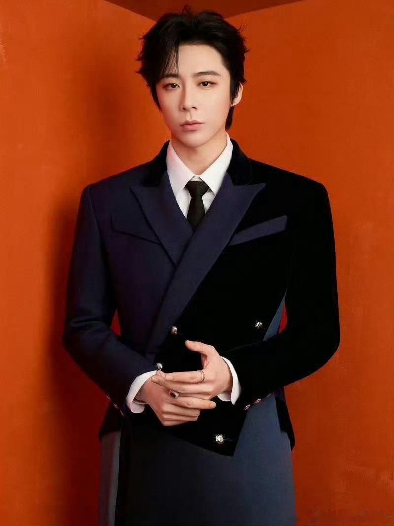 摩登兄弟刘宇宁一场直播上十八般才艺直播舞台上，刘宇宁展十八般才艺，唱歌弹奏舞蹈全