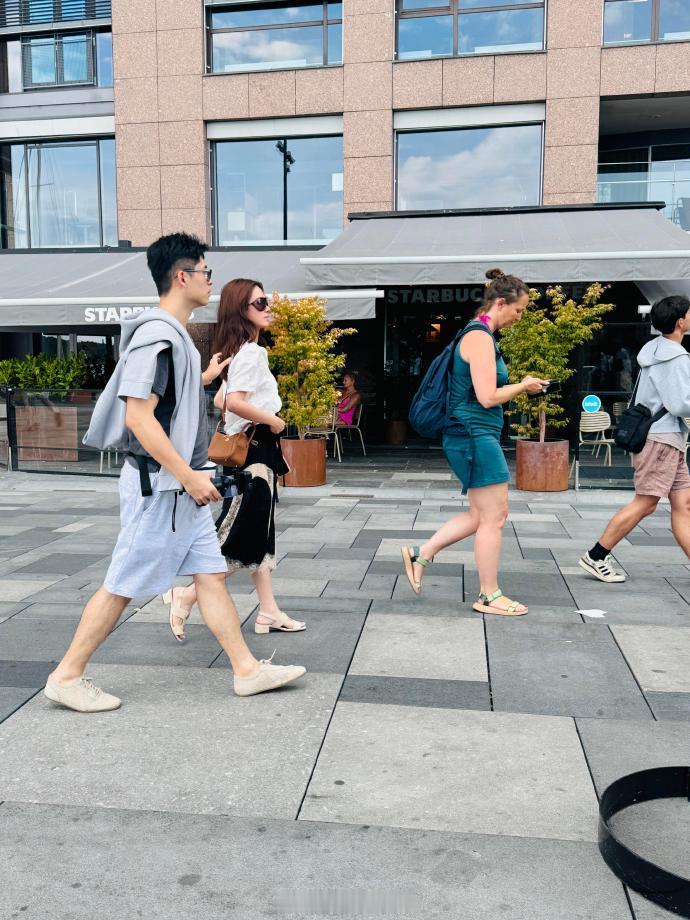 杨采钰和老公挪威旅游挪威偶遇杨采钰和老公 网友挪威偶遇杨采钰和老公。 