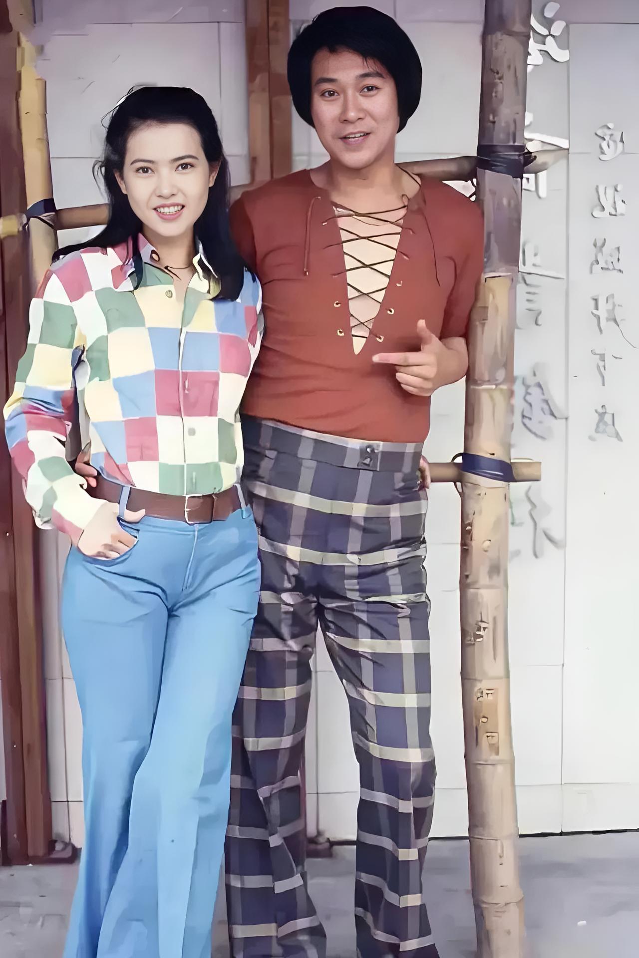 1992年，郑少秋和蓝洁瑛在《大时代》片场外，留下了这张合影。

那时候，45岁