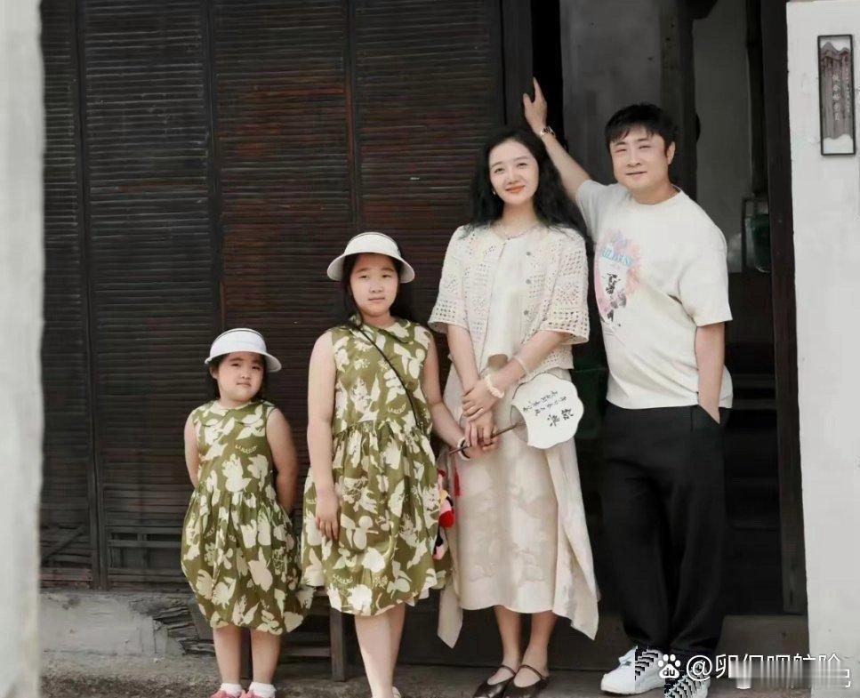 乔杉家的脸，是不是一个模子刻的？太像了 ​​​