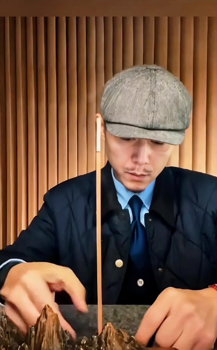 大冰老师燃起一炷香祭奠张雪峰老师，两个人没见过面，但是大冰老师曾经连线张老师，帮