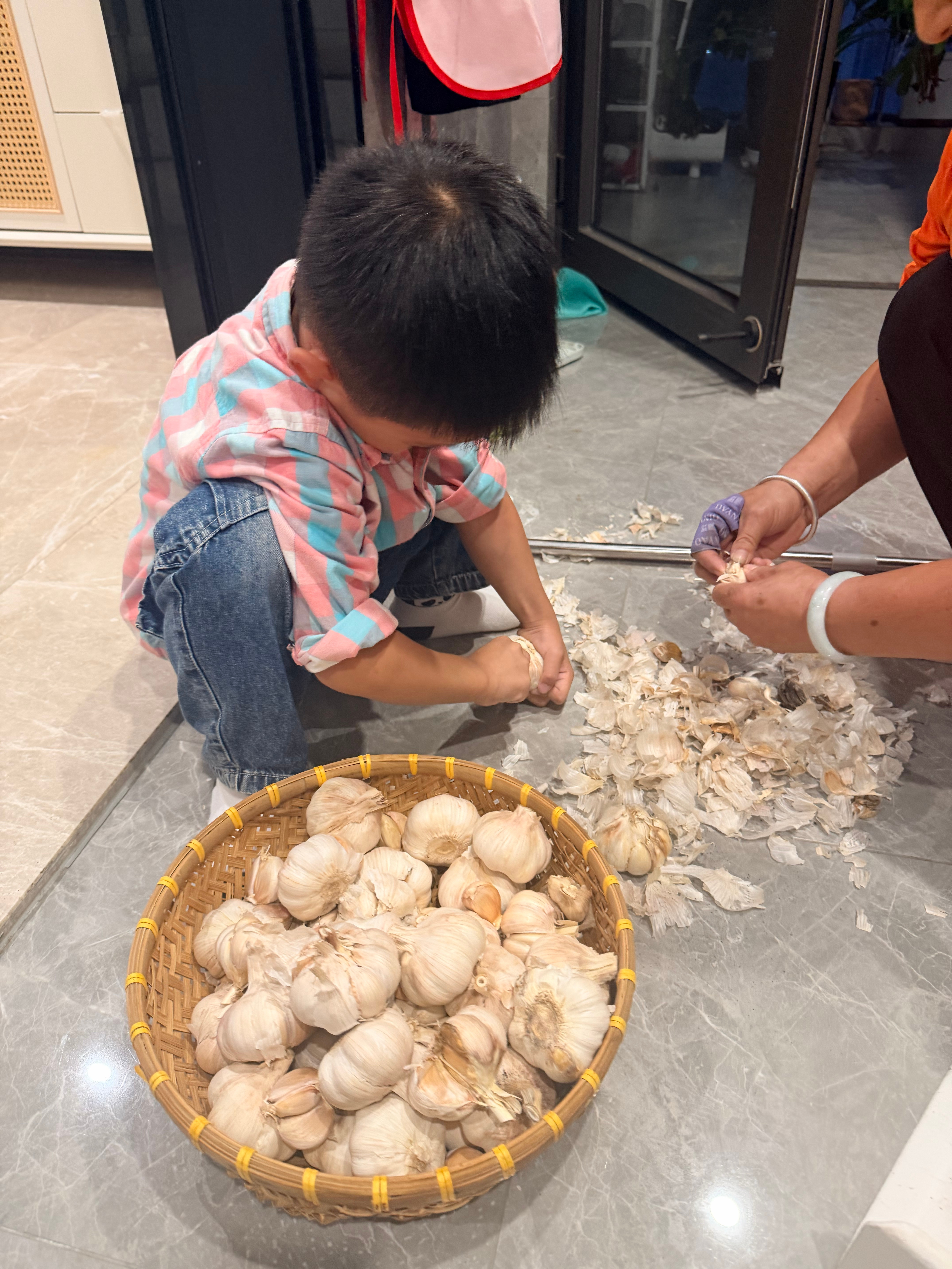 3 岁娃一回家就干活，还好，还好不是做咖啡[不愧是你]我昨晚十二点才把他做的咖啡