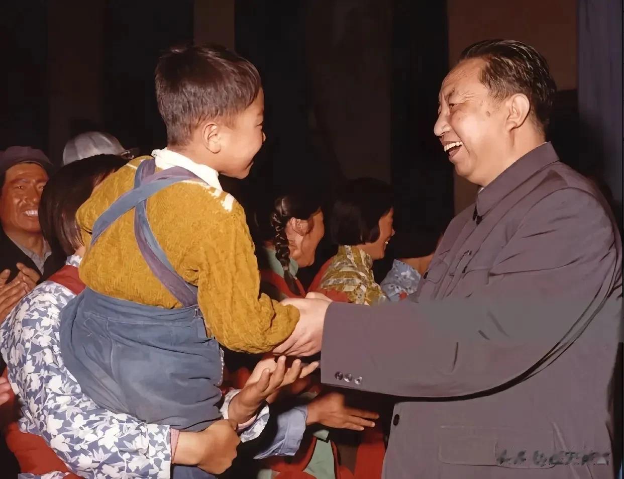 #黑龙江头条# #牡丹江头条# 【华主席视察黑龙江省老照片】
1977年4月，中