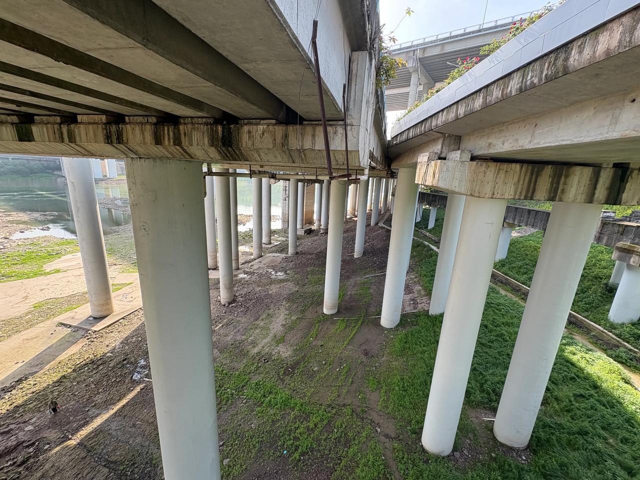 【随感】车水马龙、宽敞美丽的滨江路下，岂知有如此多雄伟坚固的柱子支撑！你以为的岁
