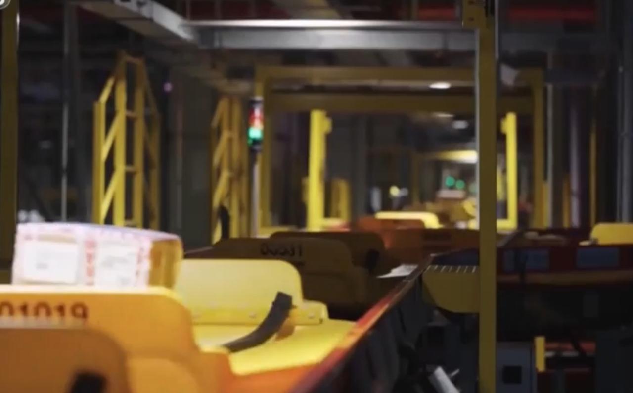 春日繁花盛放，游人踏青赏景，处处洋溢生机活力。智慧物流高效运转，港口贸易繁忙有序