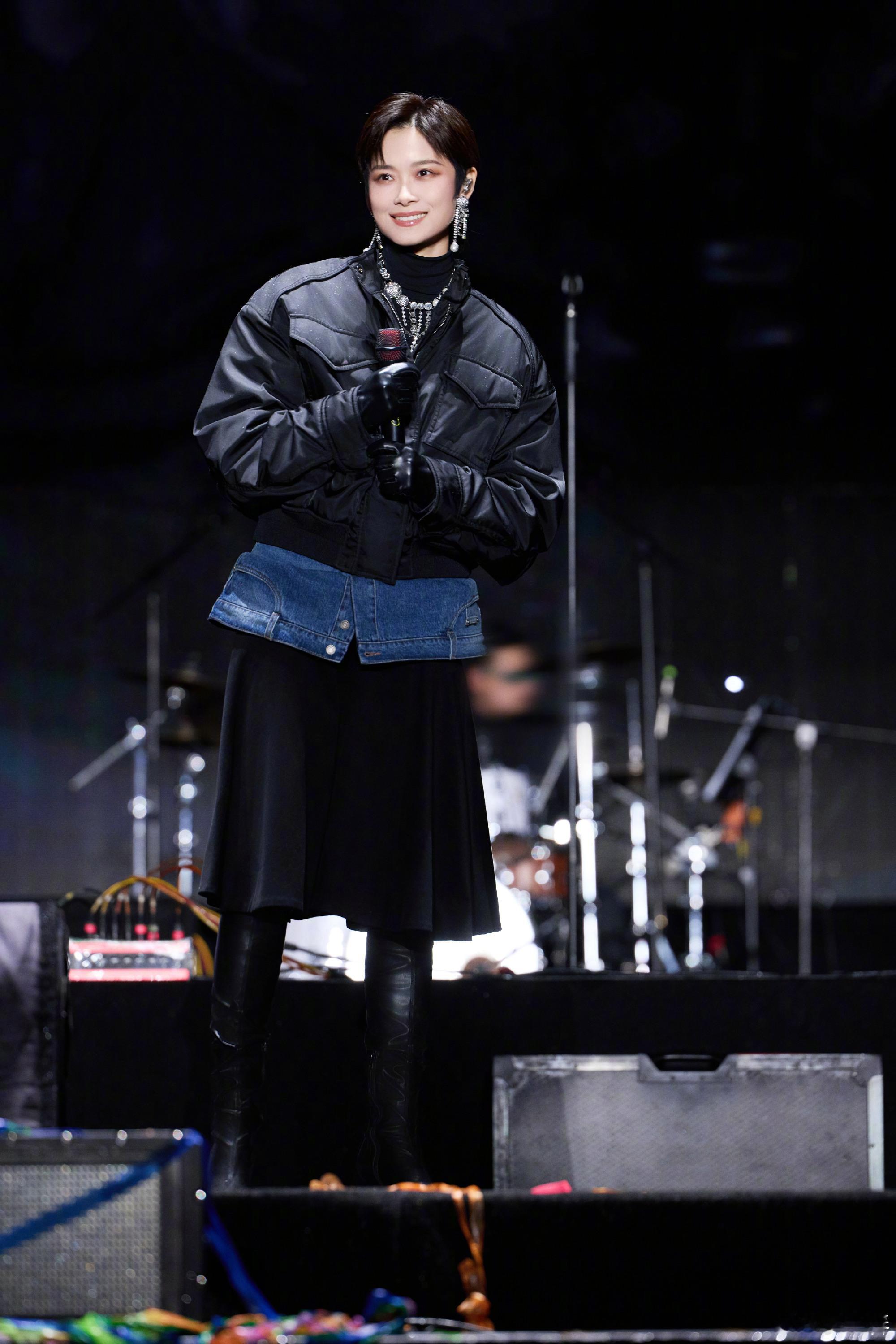 李宇春春晚最忙的人出现了 2026马年春晚最忙人非李宇春莫属！一人解锁山东春晚、