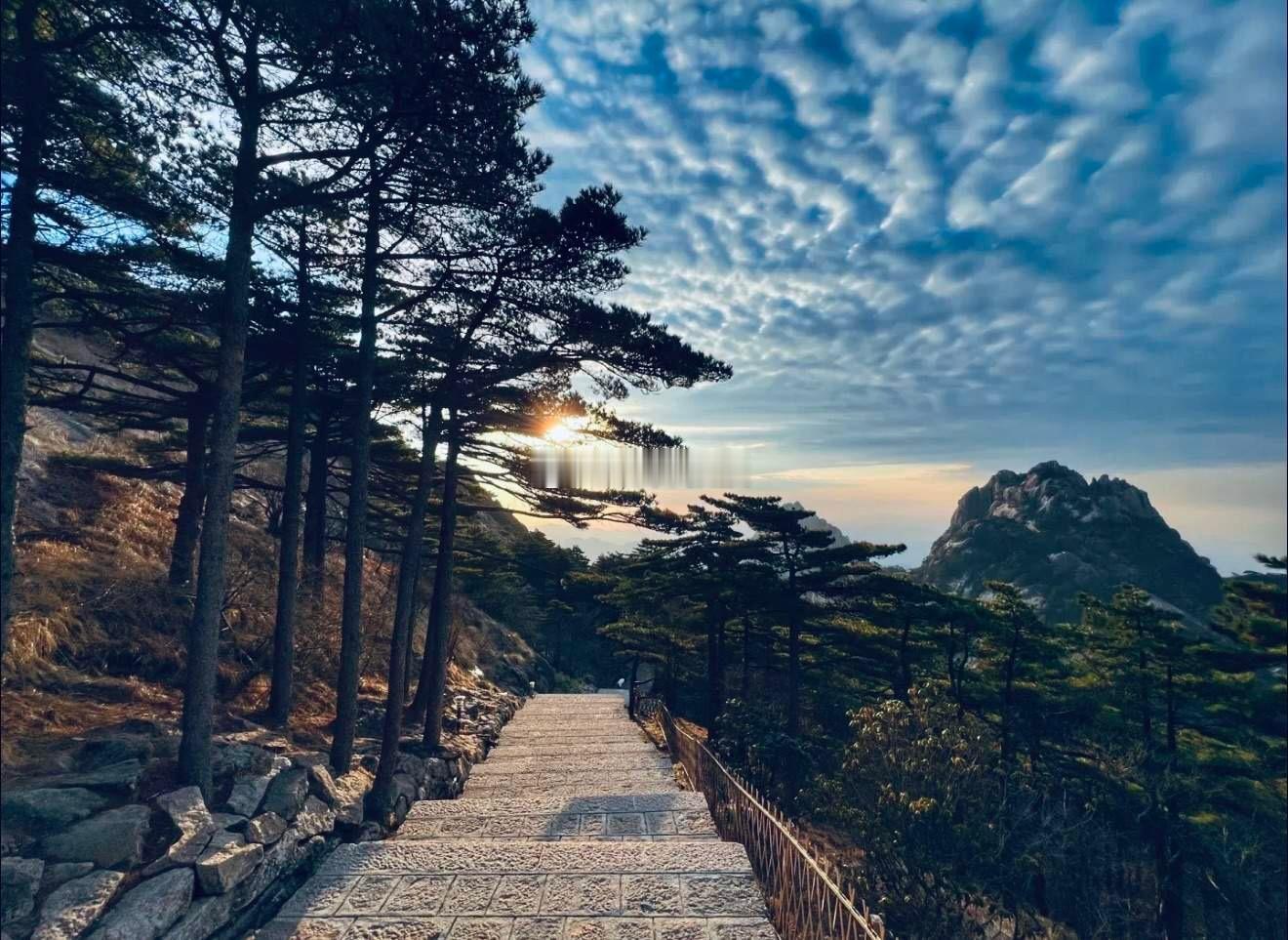 快乐星期五昨天呈现“稳指数，跌个股”局面，量能缩量672亿，以2.55万亿成交量