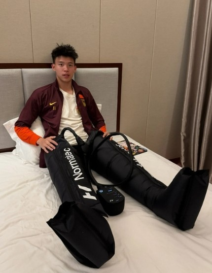 王钰栋晒赛后恢复照  王钰栋正在随中国U22国足进行备战，并参加了对阵泰国U23