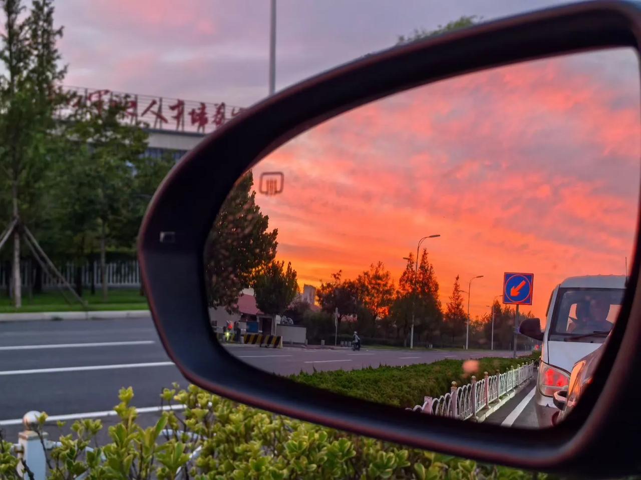 ​今晚洗衣机都得加加班啦
朝霞不出门，晚霞行千里
​连月的雨终于停了☀️
这一个