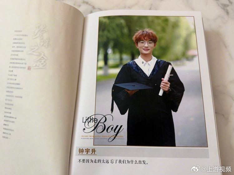 #钟美美称目前学业大于事业#【#钟美美回应推迟一年再入学#】近日，凭借模仿老师走