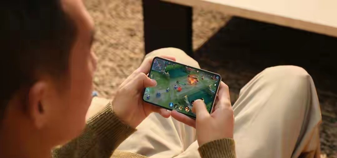 【消息称华为「阔屏直板机」已立项，内部排期是今年Q4】博主  数码闲聊站发文透露