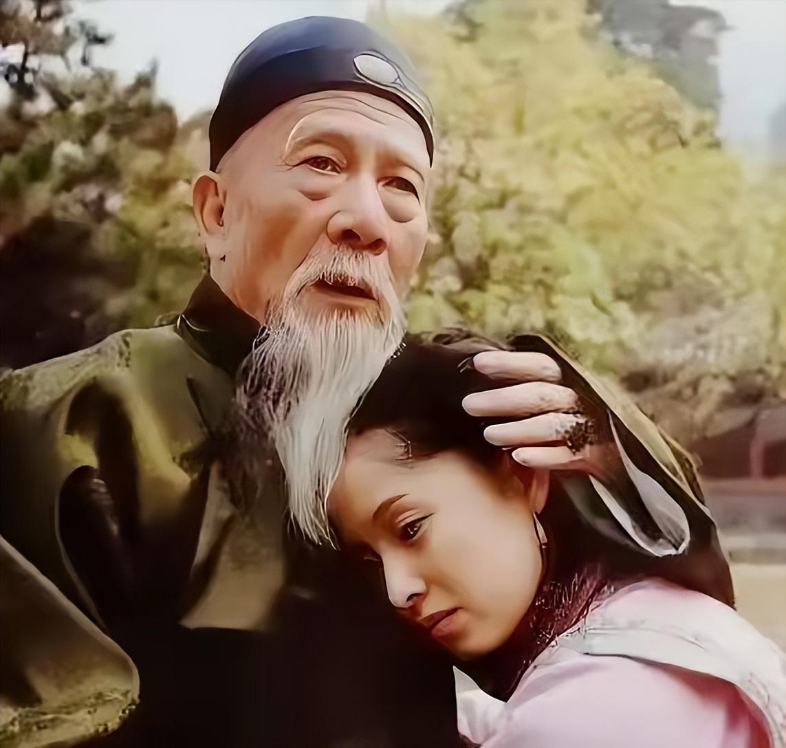 1881年，71岁的左宗棠娶了17岁的章怡为妾。洞房花烛夜，章怡解开衣扣，脱下衣