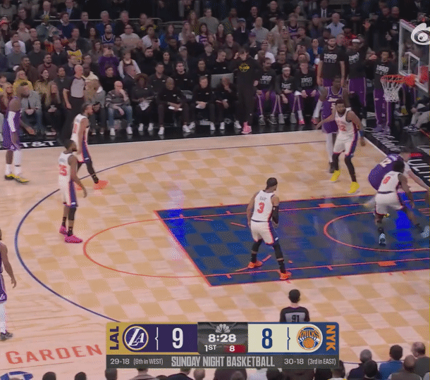勒布朗詹姆斯的跑位意识依旧是具备联盟顶级的稀缺能力，这球直接从三分外突然启动冲进