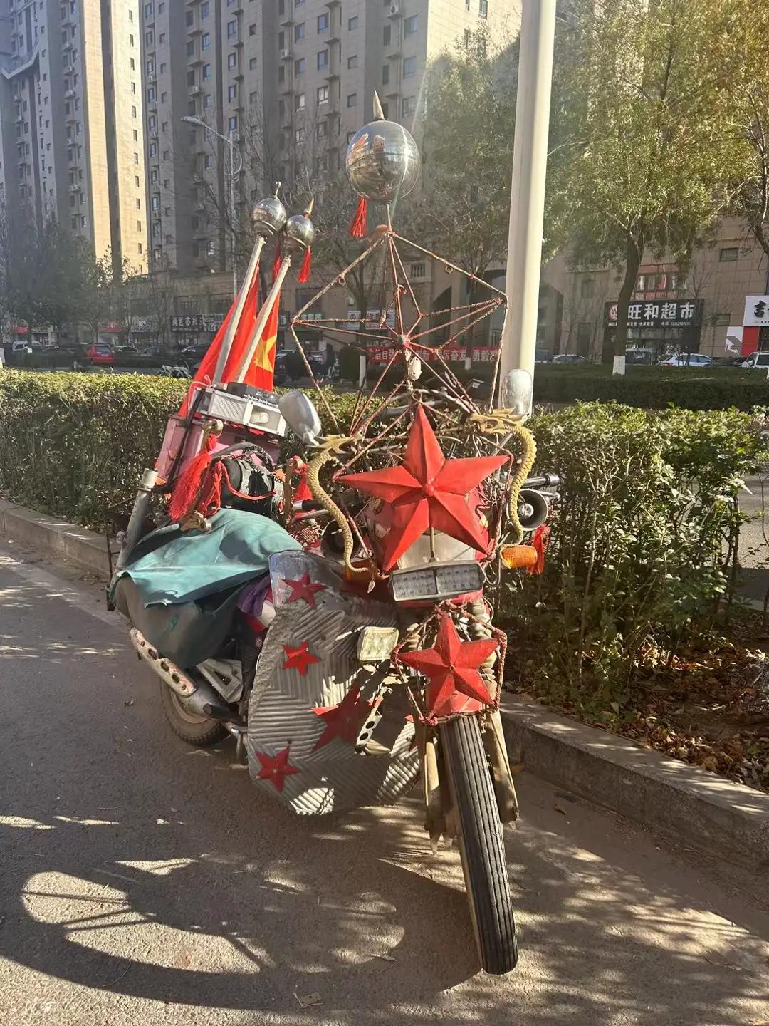 这辆充满革命力量的车，其实我更想知道车主是谁，因为他甚至在车上还带上了两把屠龙刀