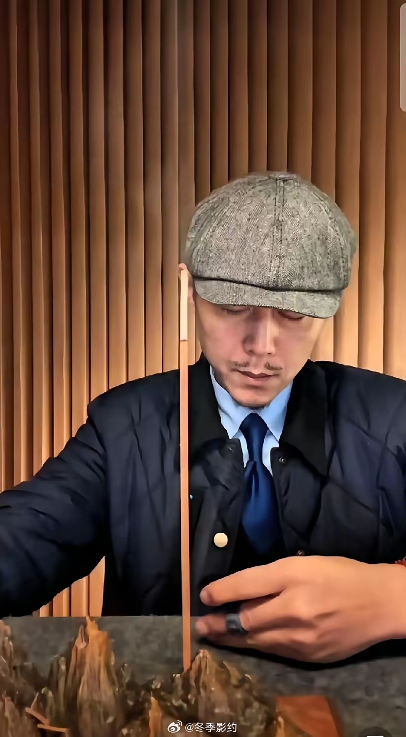 大冰在直播间里点了一道香，原因是因为张雪峰。大冰自诉在下午就知道情况了，所以特意