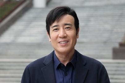 于和伟说，母亲生前常骂大姐，骂得特别狠。可当他功成名就，第一件事就是回报这个家，