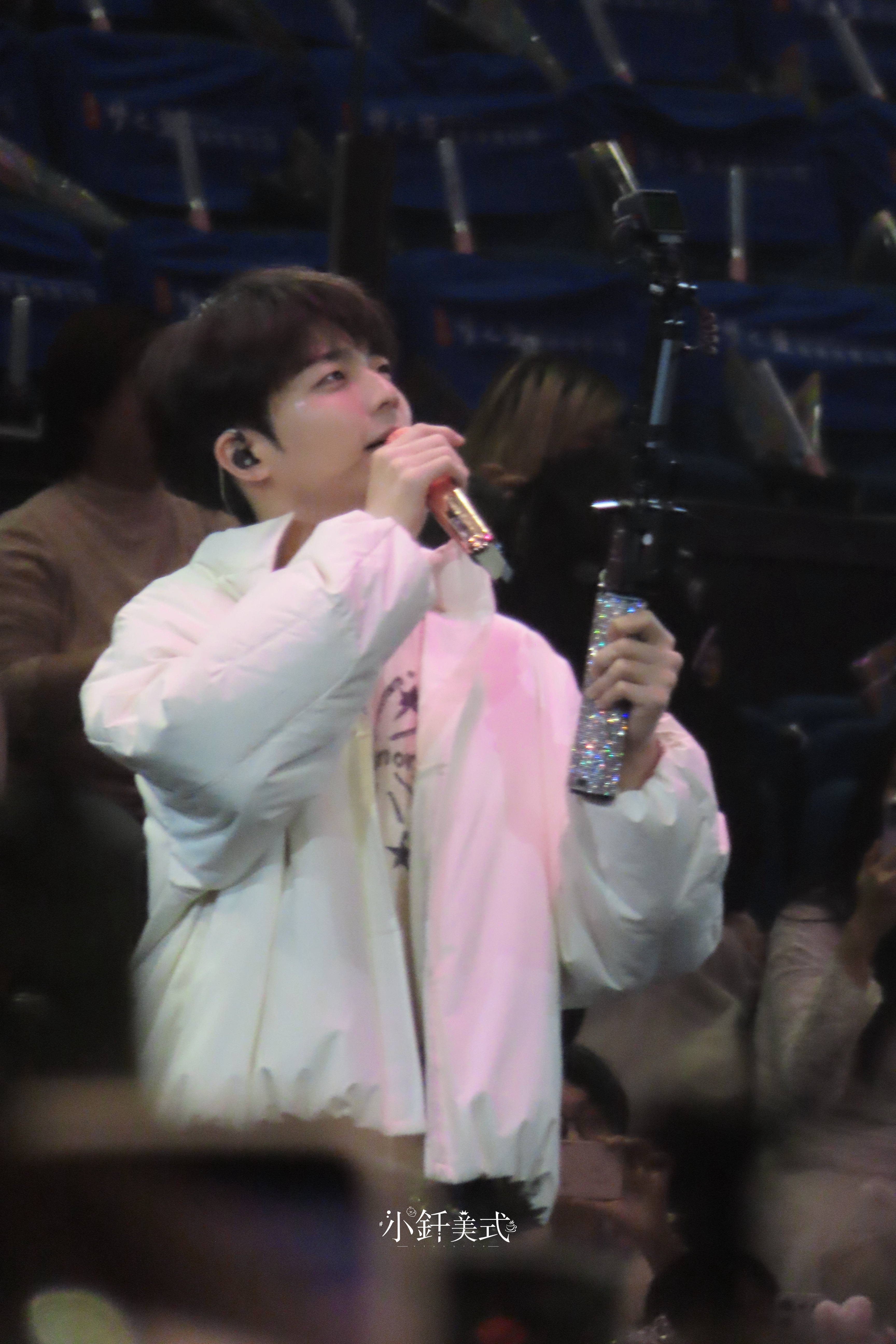 他在看镜头内的我们🥹 