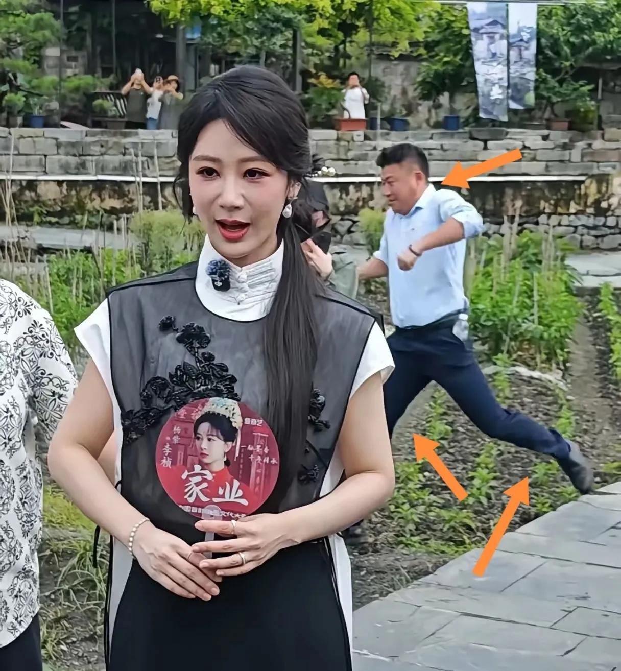 影视明星杨紫身后的大哥大跨步抢镜。