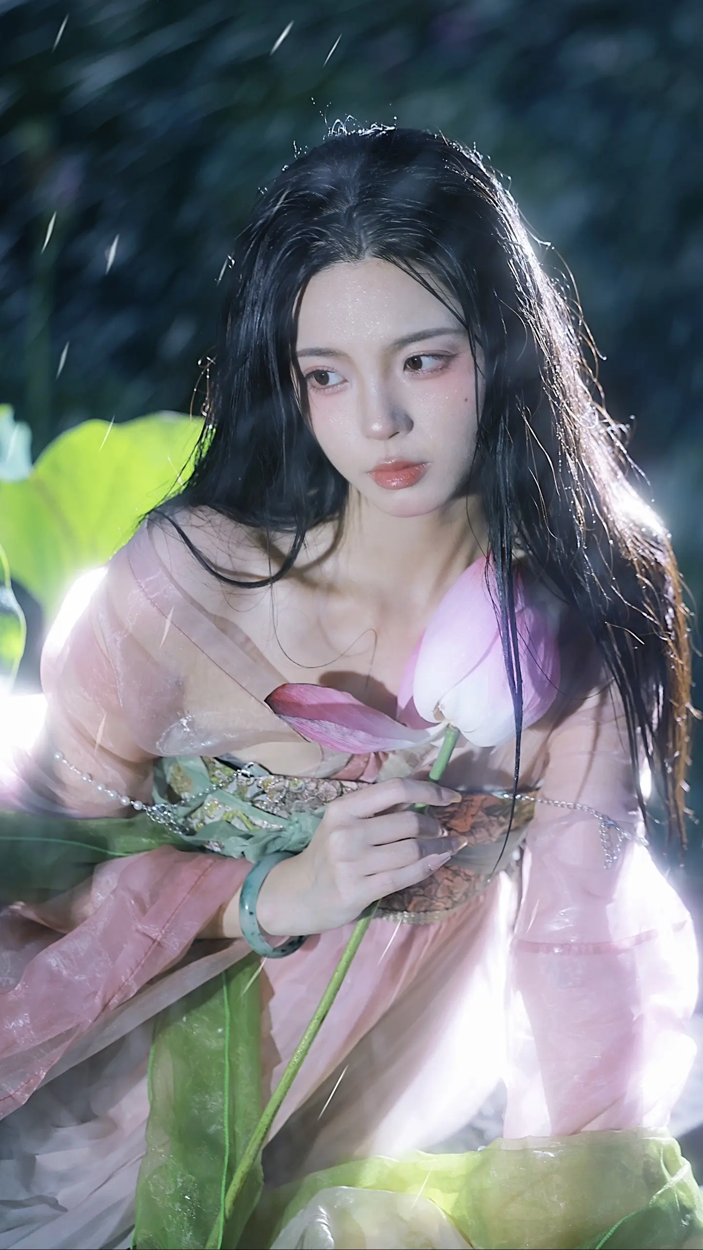 暴雨中的荷花美人～🧚‍♀️