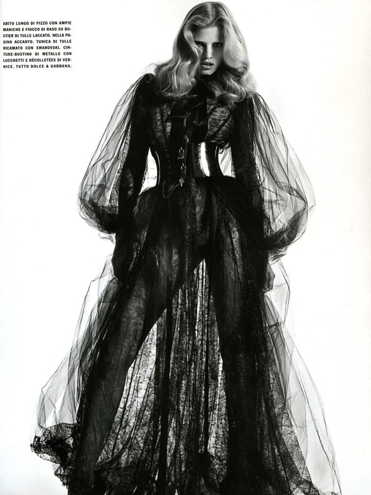 意大利版《VOGUE》2007年10月刊时装大片模特：Lara Stone、Is