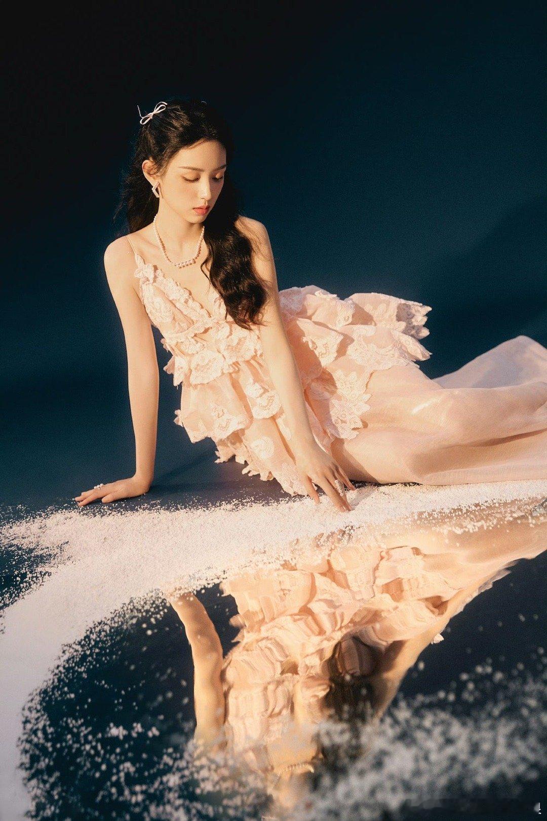 #周也蕾丝吊带裙##周也裸色深V纱裙#周也裸色深V纱裙，一起过中秋，绝了绝了 ​