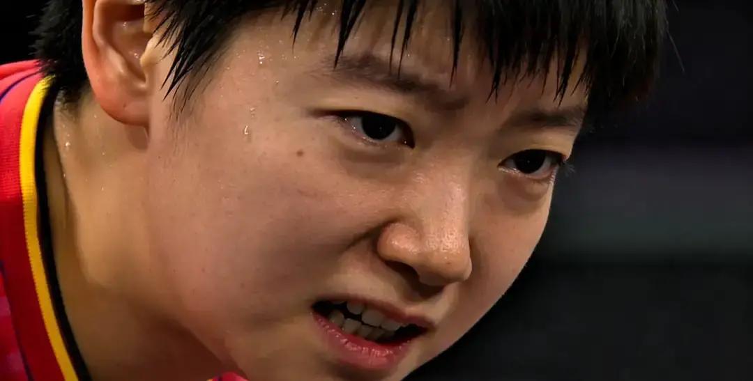 WTT总决赛女单半决赛出了意外。
 
孙颖莎第三局末扭了左脚踝，简单处理后接着打