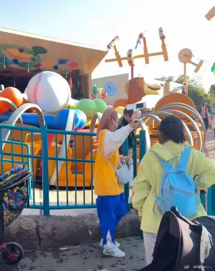 上海迪士尼偶遇郑恺一家 上海迪士尼偶遇郑恺一家，苗苗美得好清晰啊，打扮得好少女郑