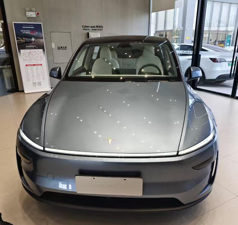 兄弟们，咱今天必须唠唠特斯拉那事儿！听说海外刚出的 Model 3/Y 标准版，