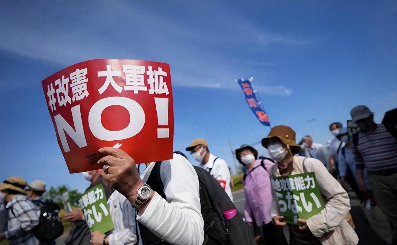东京5万人上街反对修宪，日本一边在安全上频频挑衅中国，一边又想靠访华保住经贸利益