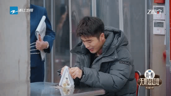 刘奕畅演戏吓的薛家燕后退 谁能想到刘奕畅这么会演！在《无限超越班》试戏吃蛋糕，把