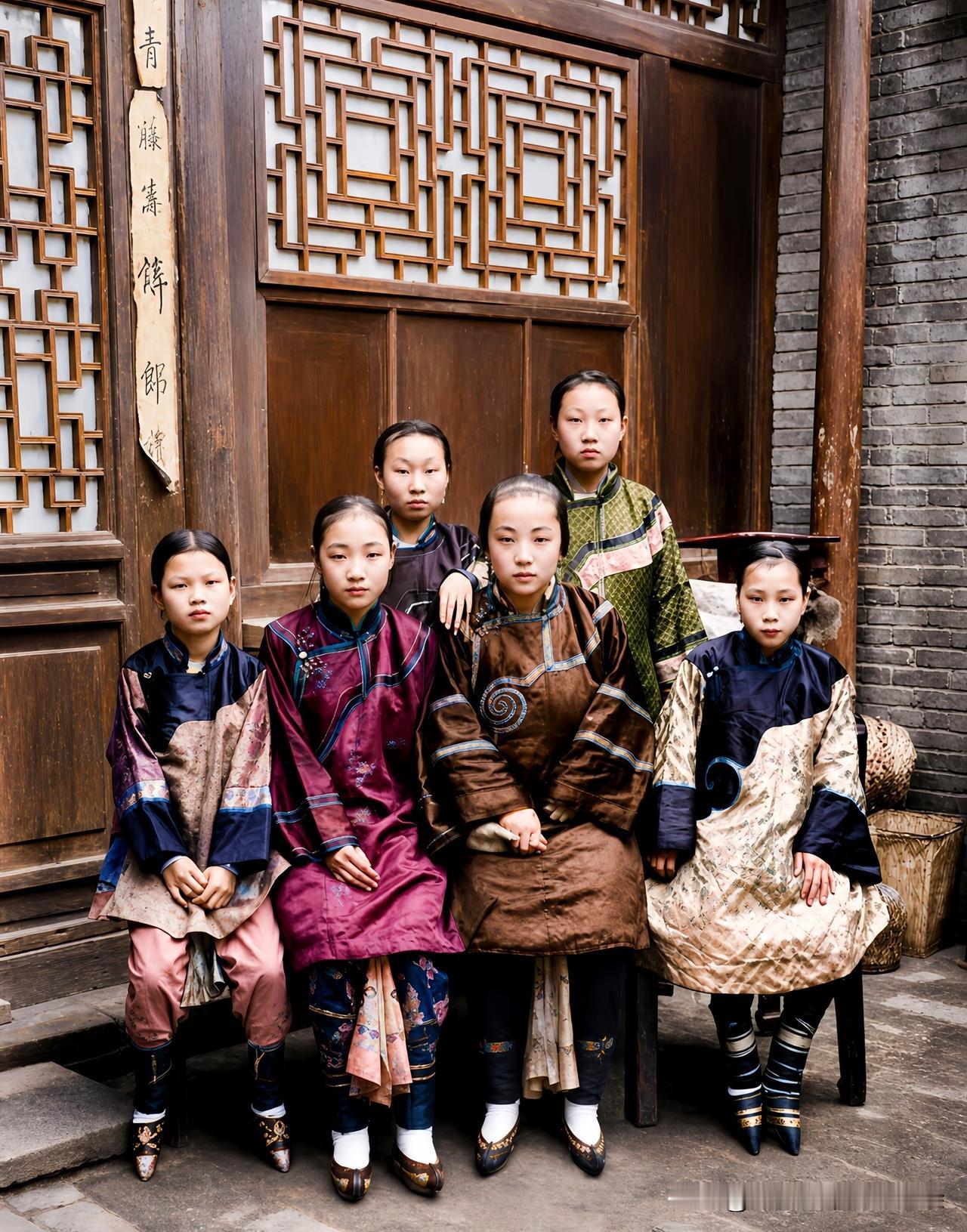 这是清末一大户人家六位女眷的一张合影，这可不是演戏，也并非演员扮演，而是当时她们