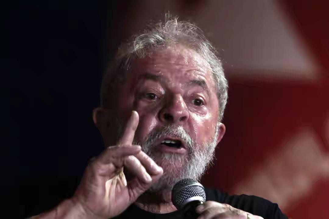 ​巴西政治坛上的常青树卢拉已经成了大家值得骄傲的英雄，人们感觉到卢拉作为总统几乎