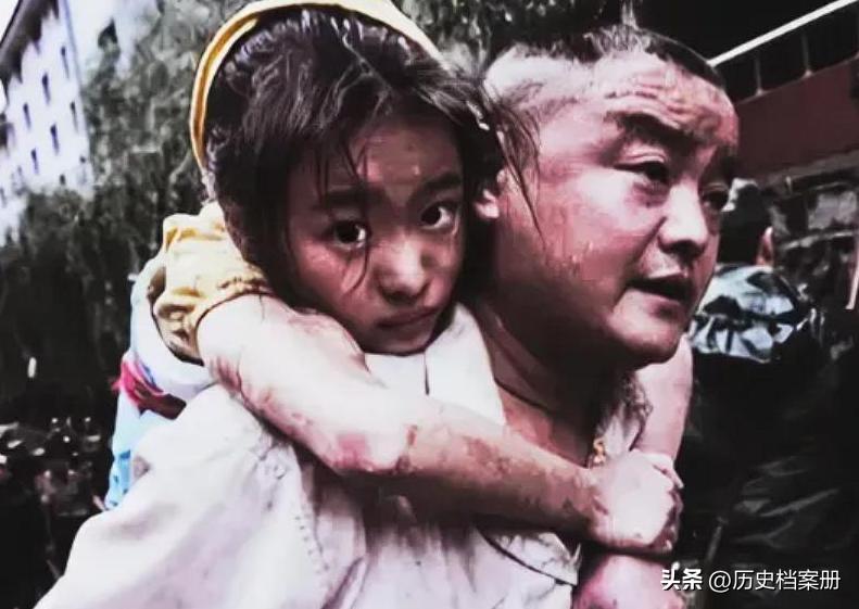 2008年，汶川地震，11岁的李佳芹被埋在废墟下十几个小时，她的父亲却不顾他人的