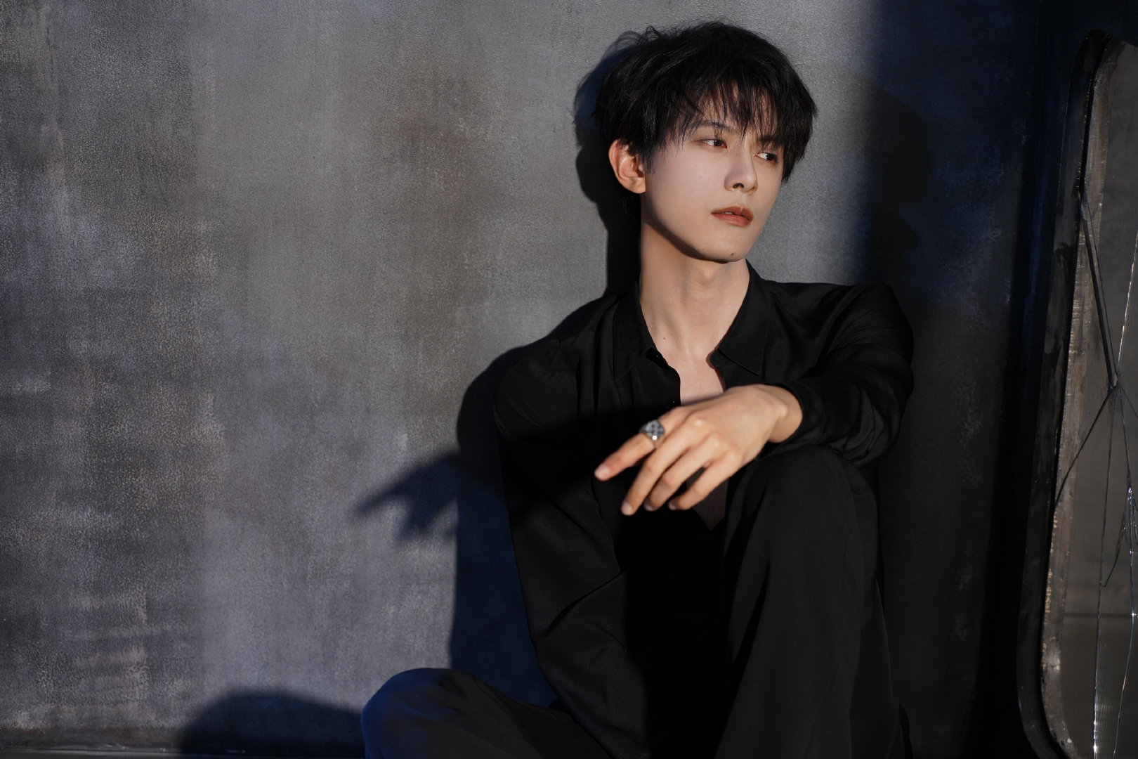 邓凯光影定格邓凯衬衫扣子 邓凯光影定格邓凯衬衫扣子好懂事，黑衬衫造型性张力拉满，