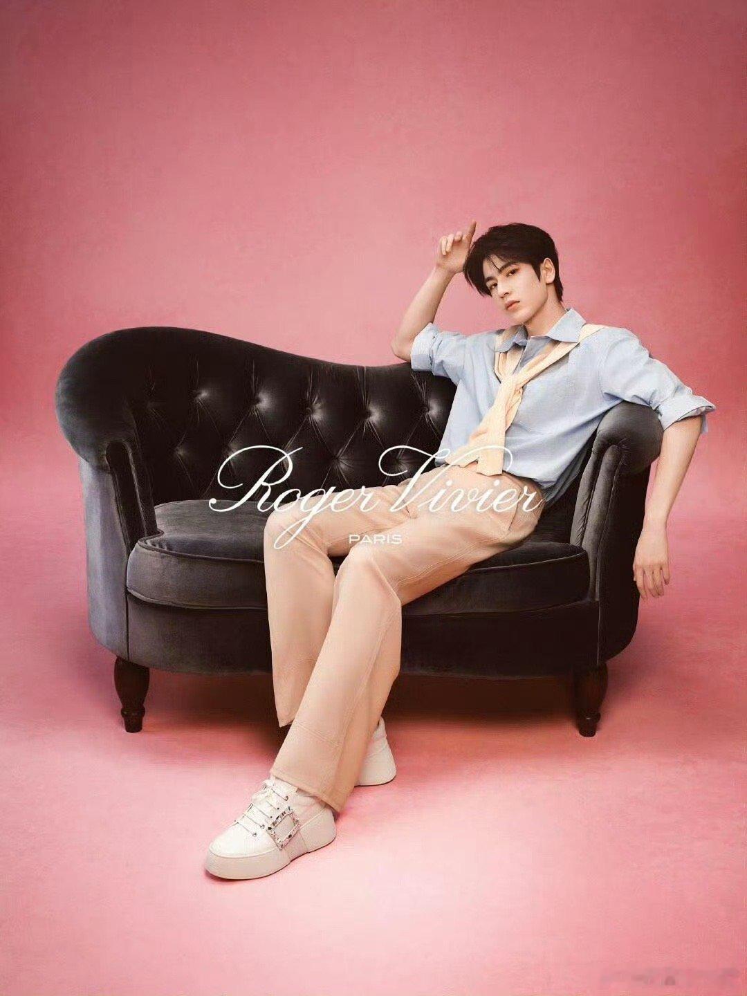 求沈月张凌赫合作 但不是这个沈月为什么会莫名其妙的上热搜啊，但是这个人不是沈月啊